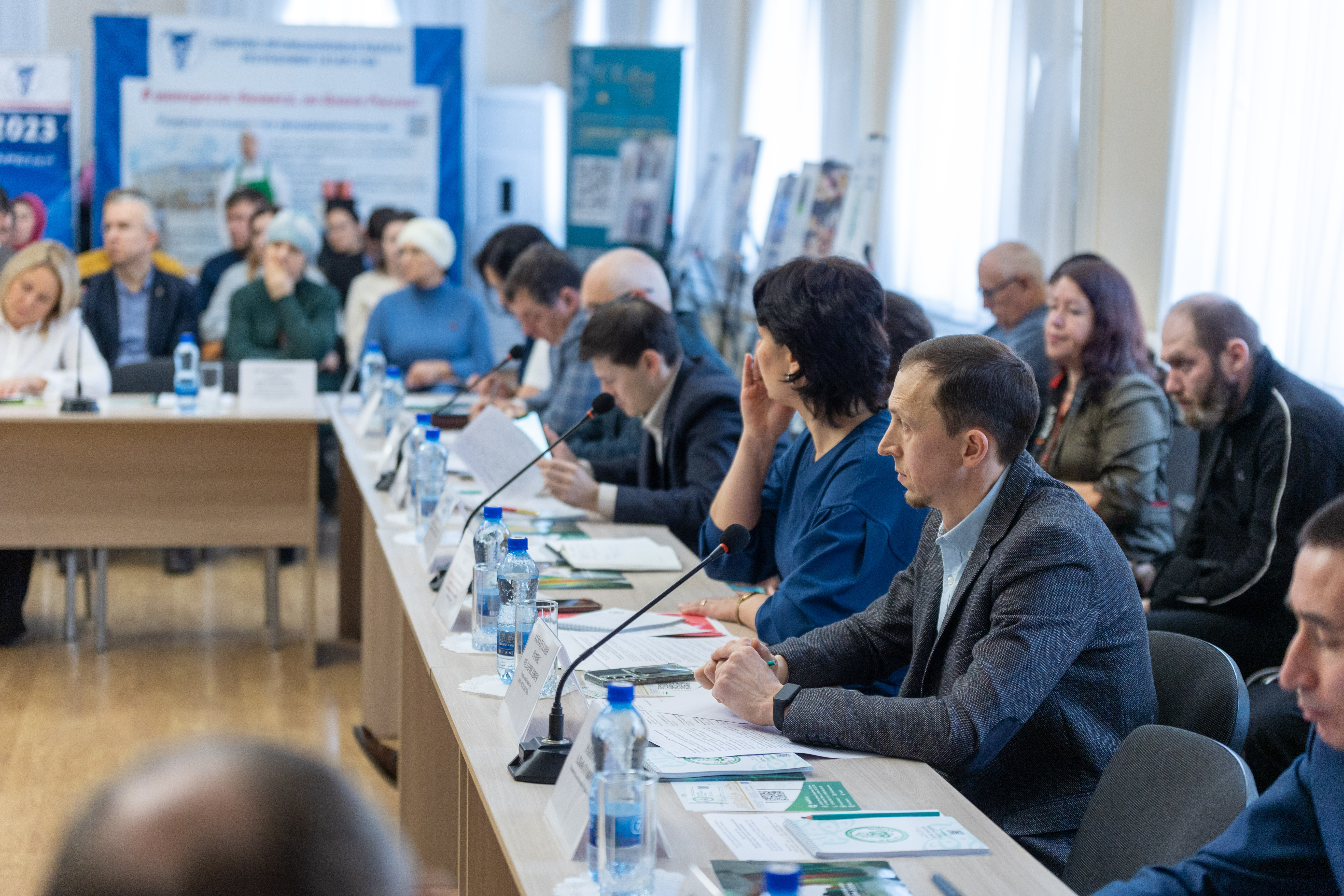 Студенты обсуждают традицию угощения комиссии на защите дипломов