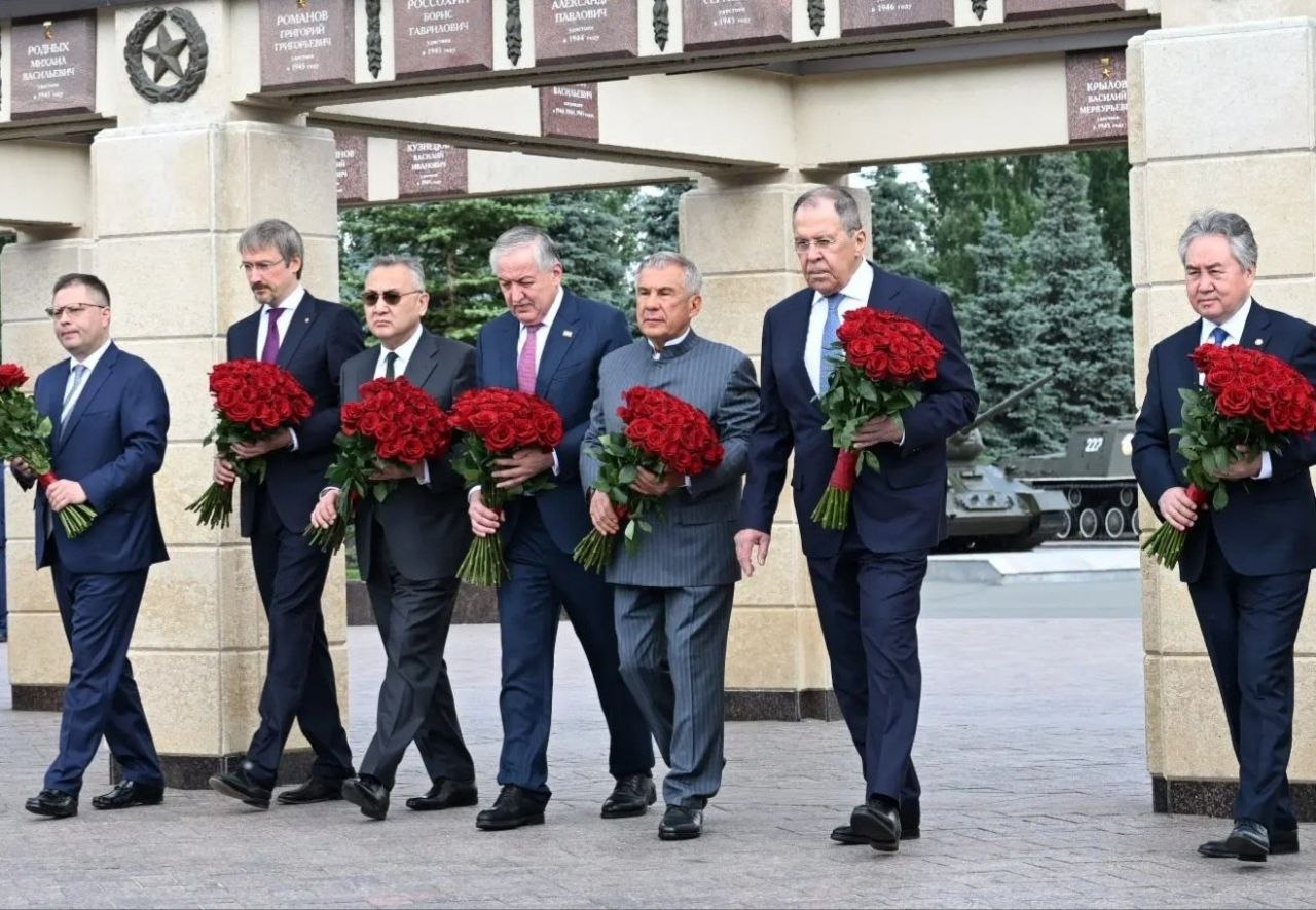 Главы МИД стран ОДКБ посетили Парк Победы в Казани
