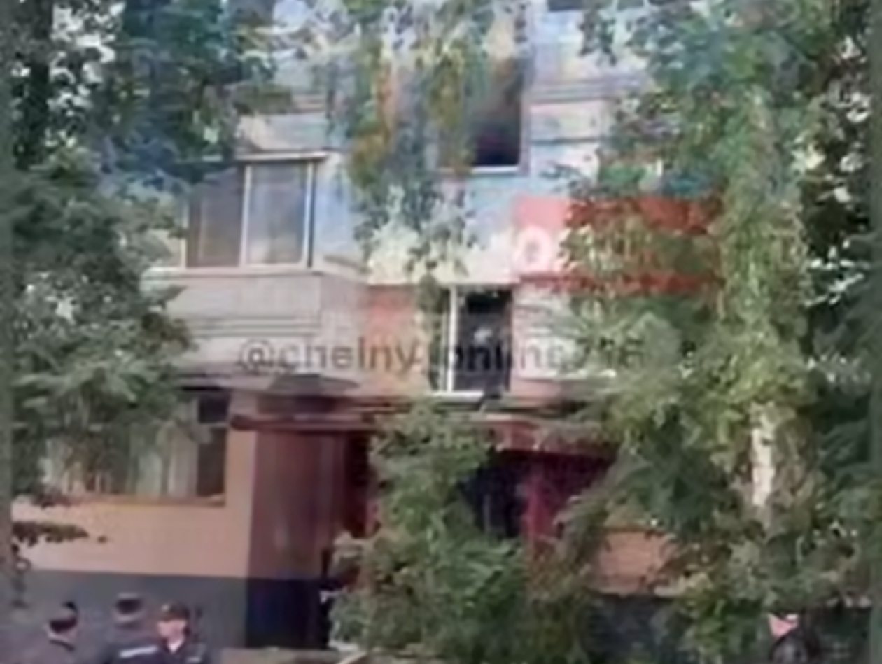 В Набережных Челнах произошел пожар в пятиэтажном доме, предположительно из-за взрыва газа