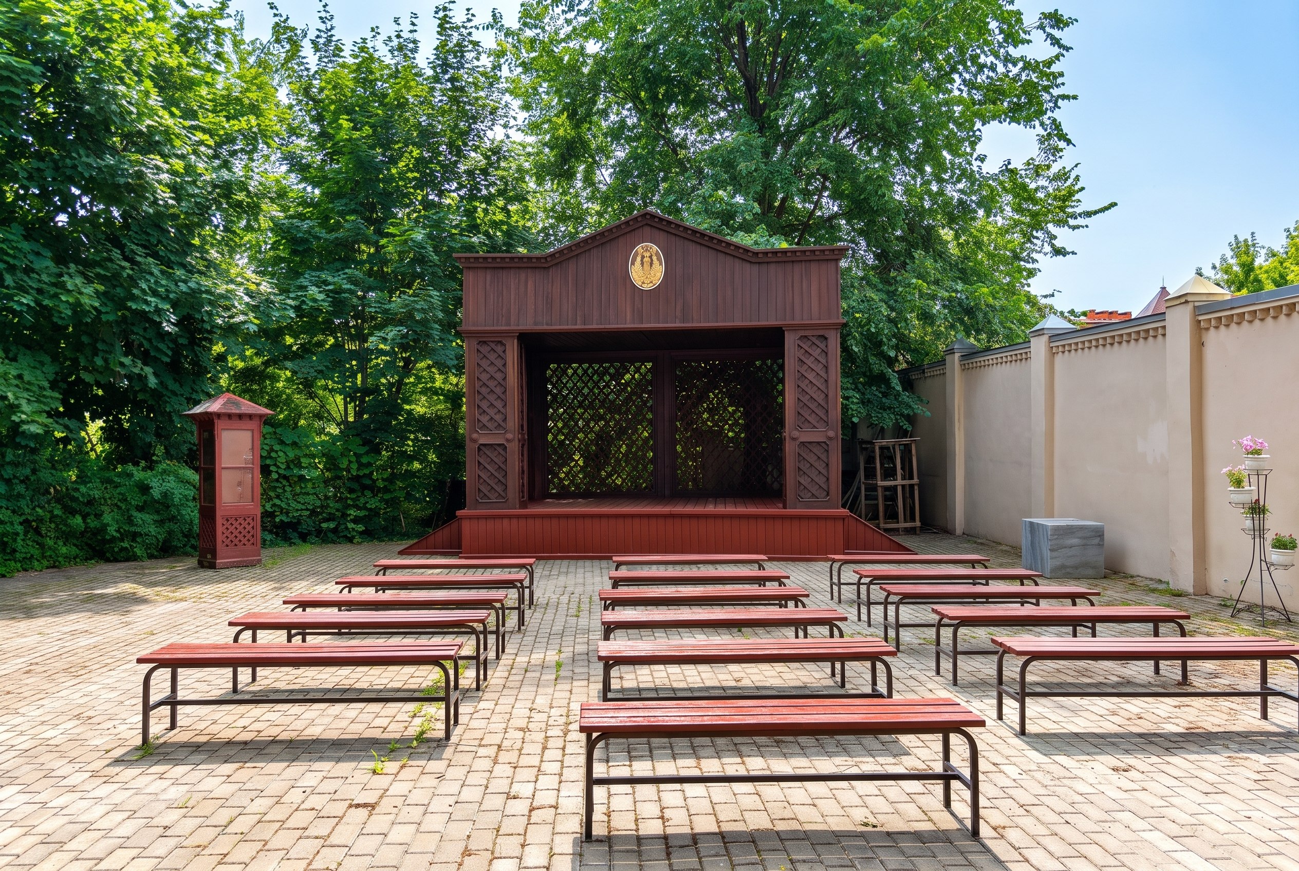В Доме-музее Ленина в Казани обновлена летняя сцена и парковая мебель