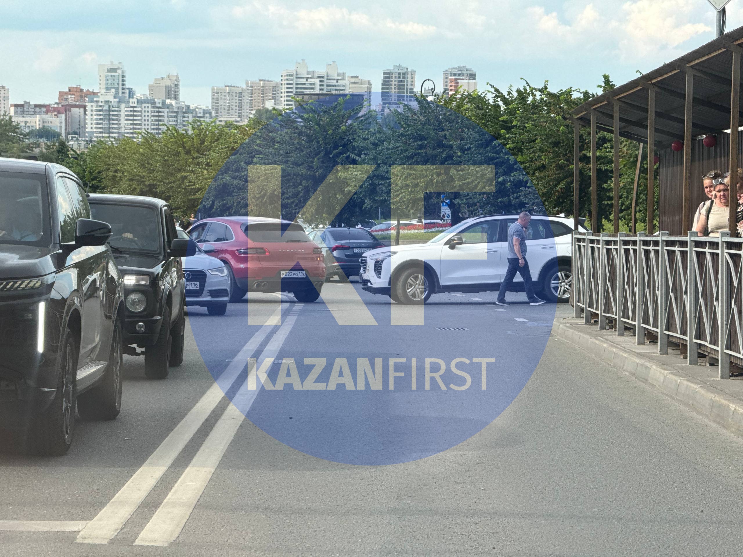 ДТП с участием Porsche и Haval в центре Казани спровоцировало транспортный коллапс