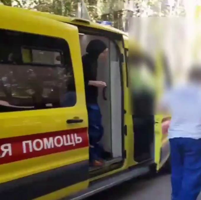 В Казани таксист применил силу к подростку на пешеходном переходе